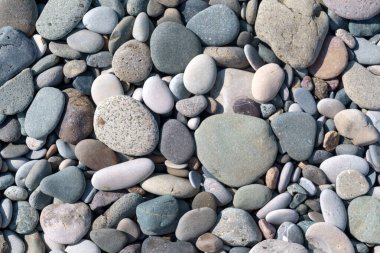 Kumsalda çakıl taşı taşları