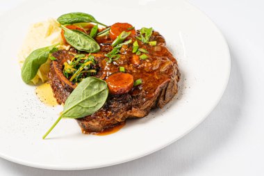 Patates püresi ve soslu Ossobuco.