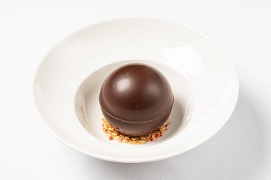 yuvarlak çikolatalı tatlı ve fındık