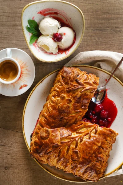 Kuchen Mit Preiselbeeren Und Eis — Stockfoto