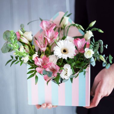 Ellerinde güzel bir buket