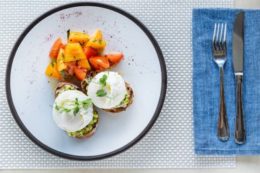 avokado ve haşlanmış yumurta sandviç