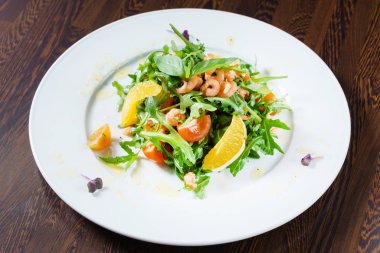 Karidesli taze salata.