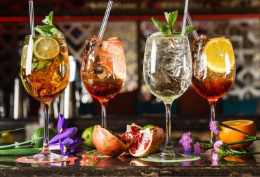 kokteyl barda, yakın çekim