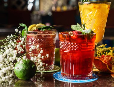 kokteyl barda, yakın çekim