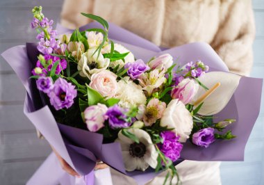 Ellerinde güzel bir buket