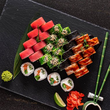 Siyah arka planda suşi.