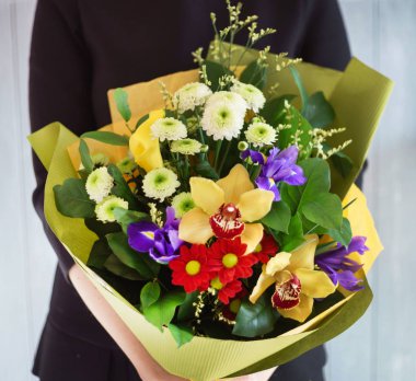 Ellerinde güzel bir buket