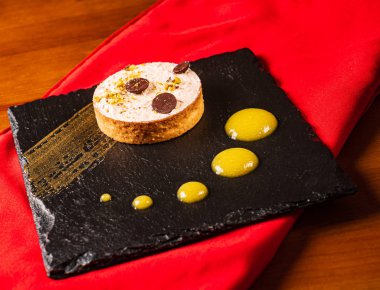 Lokantada çikolatalı limonlu tart