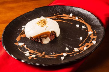 Cevizli ve vanilyalı çikolatalı tart. 