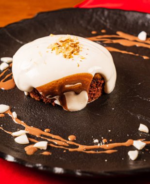 Cevizli ve vanilyalı çikolatalı tart. 