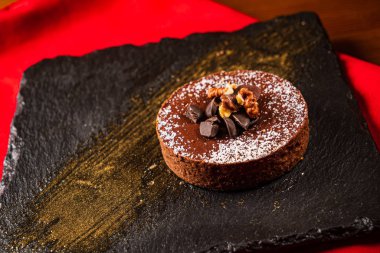 Cevizli ve vanilyalı çikolatalı tart. 