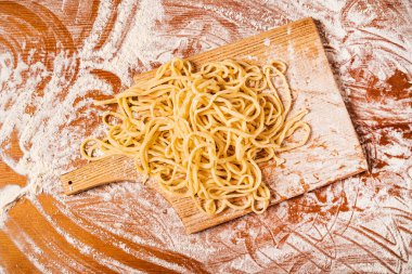 Tahtada taze laghman makarnası