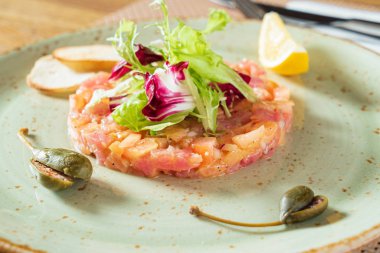 Salata ve limonlu balık tartar.