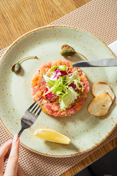 Fisktartar Med Sallad Och Citron — Stockfoto