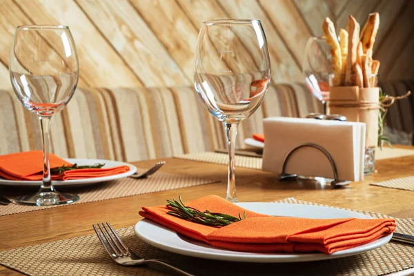 食事用のテーブルセットファミリーレストラン — ストック写真