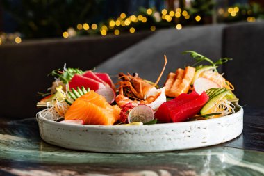 Sashimi Japon lokantasında ayarla