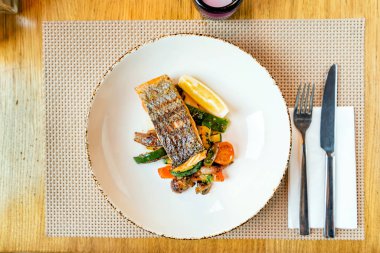 kavrulmuş sebze ile Somon, restoranda akşam yemeği