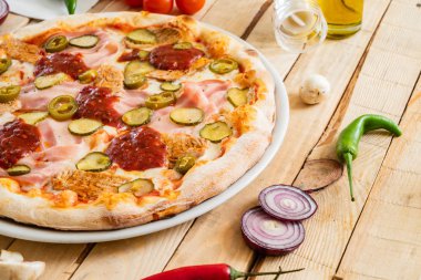 Ahşap arka planda lezzetli bir pizza.