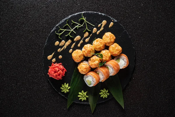 Sushi Sullo Sfondo Nero — Foto Stock