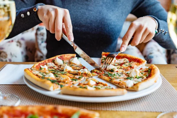 Mujer Comiendo Pizza Café — Foto de Stock