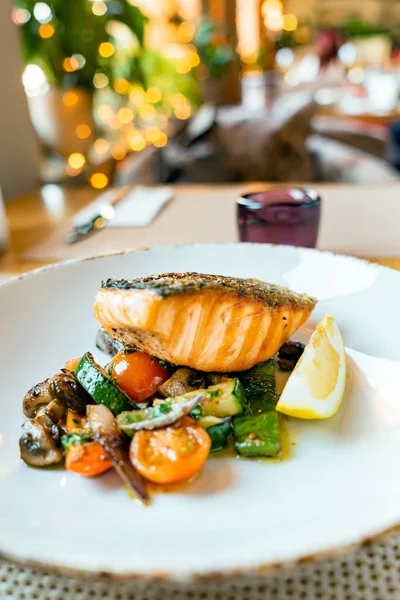 Zalm Met Geroosterde Groenten Diner Het Restaurant — Stockfoto