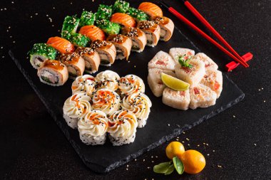 Siyah arka planda suşi.