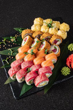 Siyah arka planda suşi.