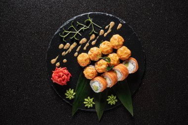 Siyah arka planda suşi.