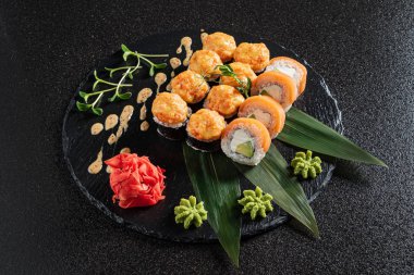 Siyah arka planda suşi.