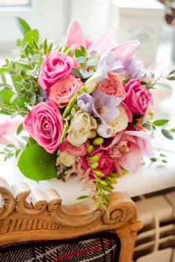 Taze güllü güzel bir düğün buketi.