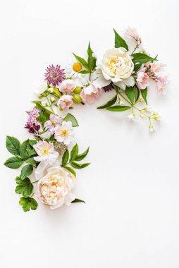 Beyaz arka planda yaz çiçekleri