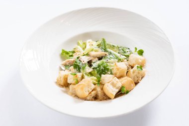 Sezar salatası izole, yakın çekim