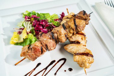 Domuz eti ve salatalı tavuk kebabı.