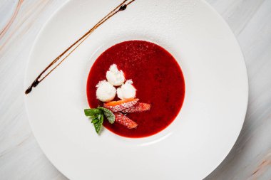 Dondurmalı çilek çorbası. 