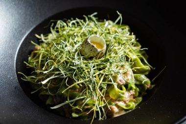 makarna ıspanak, pırasa ve Bıldırcın yumurta