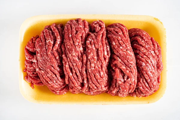 Carne Macinata Manzo Sul Bianco — Foto Stock