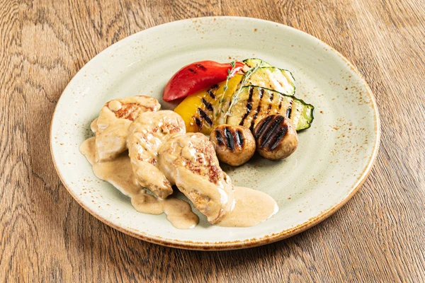 Viande Avec Légumes Grillés Sur Fond Bois — Photo