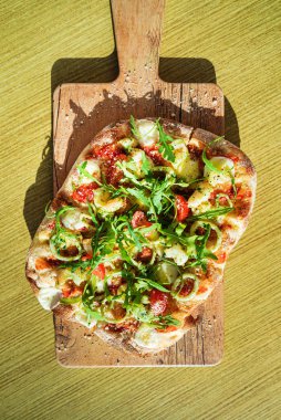 Kalamar ve roka ile taze pizza, yakın çekim.