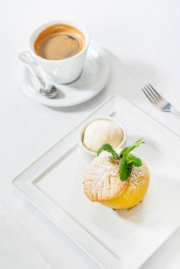 Kızarmış elma, süzme peynir ve bal.