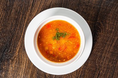 Taze sebze çorbası, üst manzara.