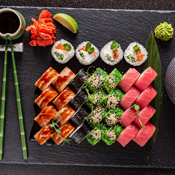Sushi Sullo Sfondo Nero — Foto Stock