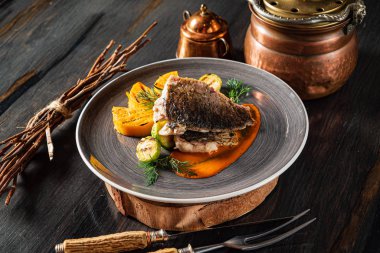 Kızarmış sazan balığı ve ızgara sebze.