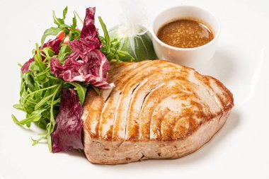 Taze salatalı ton balığı bifteği.