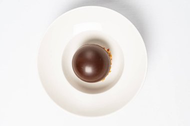 yuvarlak çikolatalı tatlı ve fındık