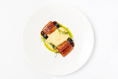 Patates püresi ve sebzeli yılan balığı.