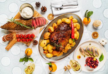 Yeni yıl masasında farklı yemekler ve içecekler var.