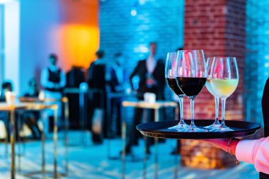 Garson içecekler tepsi