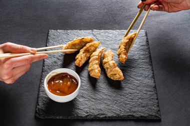 Siyah bir sırt grubunda kızarmış tencere etiketleri.