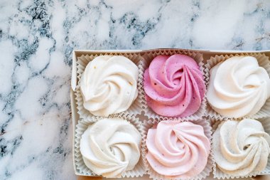 Güzel, lezzetli bir tatlı. Çiçek şeklinde Zephyr güller. 